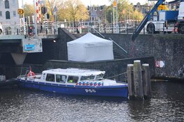 Overleden persoon aangetroffen in het water in Amsterdam