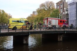 Omstanders springen Singel in om man te redden