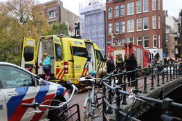 Omstanders springen Singel in om man te redden