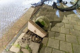 Man met slok op raakt bekneld onder zijn auto in Amsterdam