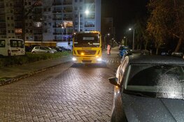 Man met slok op raakt bekneld onder zijn auto in Amsterdam