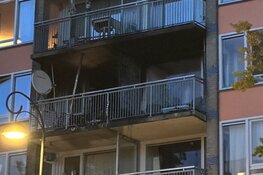 Uitslaande brand op balkon in Dapperstraat
