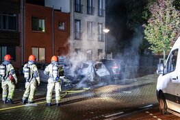 Twee auto`s volledig uitgebrand in Amsterdam-Zuidoost