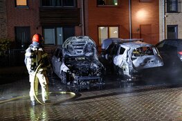 Twee auto`s volledig uitgebrand in Amsterdam-Zuidoost