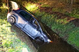 Auto rijdt vanaf parkeerplaats te water in Weesp