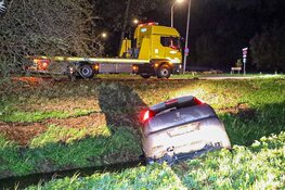 Auto rijdt vanaf parkeerplaats te water in Weesp