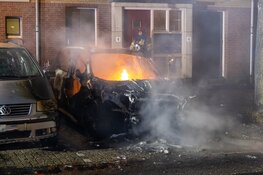Autobrand veroorzaakt vuurwerkshow in Amsterdam