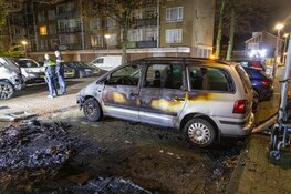 Autobrand veroorzaakt vuurwerkshow in Amsterdam