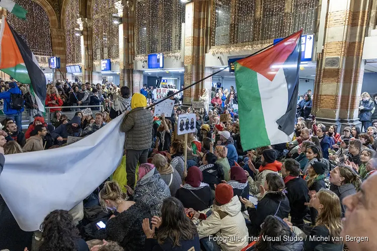 Grote opkomst bij Pro-Palestina demonstratie Amsterdam Centraal