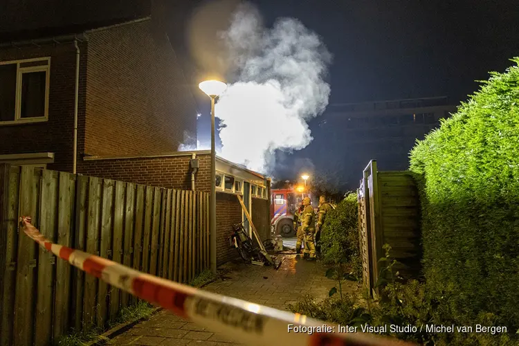 Veel rookontwikkeling bij brand opslagboxen Charles Boissevainstraat