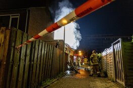 Veel rookontwikkeling bij brand opslagboxen Charles Boissevainstraat