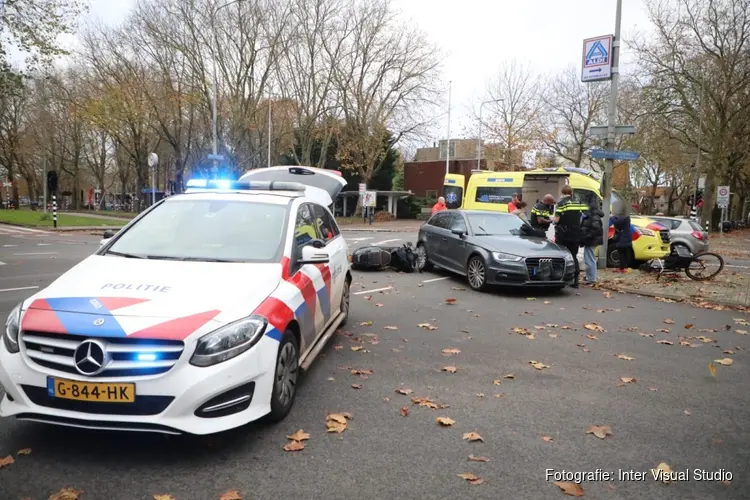 Scooterrijdster aangereden in Amsterdam-Zuid