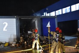 Brand in opslagboxen-bedrijf in Diemen