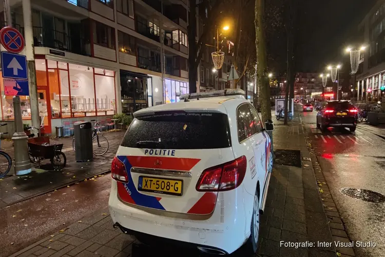 Persoon neemt greep uit kassa van ijssalon