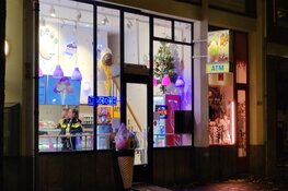 Persoon neemt greep uit kassa van ijssalon