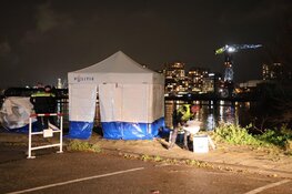 Overleden vrouw in IJ: vermoedelijk sprake van misdrijf, identiteit onbekend