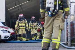 Drie gewonden bij brand in autobedrijf aan de Heining in Amsterdam