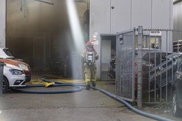 Drie gewonden bij brand in autobedrijf aan de Heining in Amsterdam
