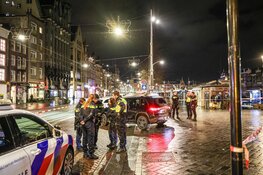 Veel politie op de been bij ongeval met taxi op Damrak