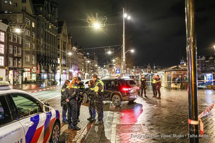 Veel politie op de been bij ongeval met taxi op Damrak