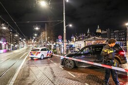 Veel politie op de been bij ongeval met taxi op Damrak