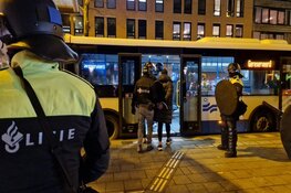 Ruim 100 voetbalsupporters aangehouden na vernielingen in metro