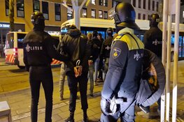 Ruim 100 voetbalsupporters aangehouden na vernielingen in metro