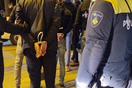 Ruim 100 voetbalsupporters aangehouden na vernielingen in metro