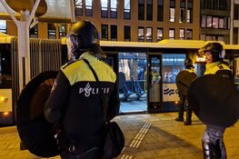 Ruim 100 voetbalsupporters aangehouden na vernielingen in metro