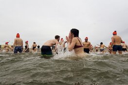 Amsterdamse Reddingsbrigade organiseert spectaculaire Nieuwjaarsduik op Strand IJburg