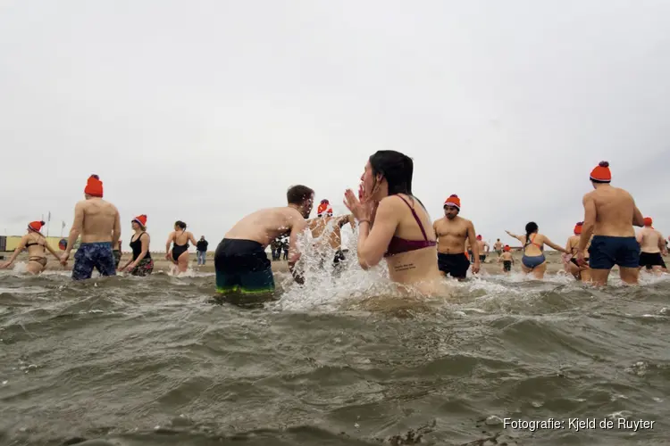 Amsterdamse Reddingsbrigade organiseert spectaculaire Nieuwjaarsduik op Strand IJburg