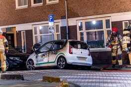 Elektrische deelauto verwoest na brand in Amsterdam-West