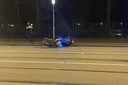 Motorbestuurder aangehouden na achtervolging, politieauto's komen in botsing