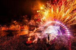 Amsterdam luidt het nieuwe jaar précies om 00:00 uur in met Electric Fireworks (Junior) op het Museumplein