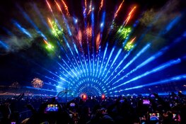 Amsterdam luidt het nieuwe jaar précies om 00:00 uur in met Electric Fireworks (Junior) op het Museumplein