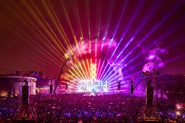 Amsterdam luidt het nieuwe jaar précies om 00:00 uur in met Electric Fireworks (Junior) op het Museumplein