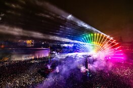 Amsterdam luidt het nieuwe jaar précies om 00:00 uur in met Electric Fireworks (Junior) op het Museumplein