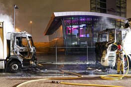 Twee vrachtauto's in brand in Westpoort