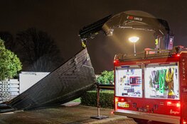 Dak waait van woonboot in Amsterdam