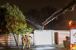Dak waait van woonboot in Amsterdam