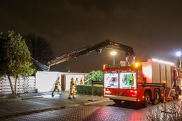 Dak waait van woonboot in Amsterdam