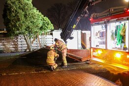 Dak waait van woonboot in Amsterdam