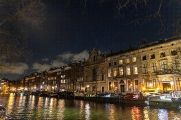 Brand in grachtenpand in Amsterdam