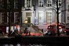 Brand in grachtenpand in Amsterdam