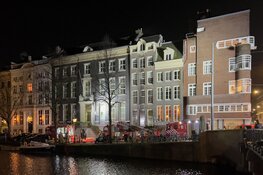 Brand in grachtenpand in Amsterdam