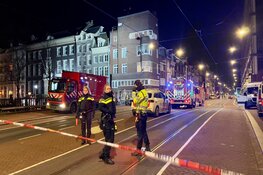 Brand in grachtenpand in Amsterdam