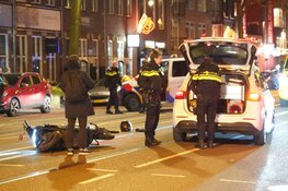Aanrijding tussen politieauto en scooter