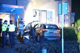 Auto rijdt tegen appartementencomplex in Amstelveen
