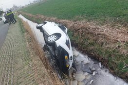 Auto in sloot in Weesp, geen letsel