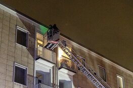 Woning uitgebrand aan de Comeniusstraat, mensen met ladderwagen gered